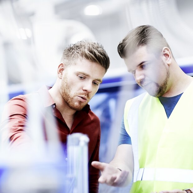 © iStock-535474757_stocknroll (Young manager and foreman looking at machine on production line)